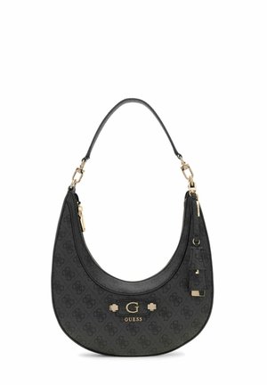 Sac à main Guess noir en forme de croissant avec des ferrures dorées, un design de logo à motif, une seule bandoulière et des étiquettes décoratives sur le côté.