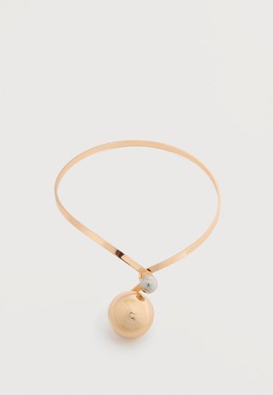 Collier en métal or rose avec un pendentif lisse et arrondi, accompagné d'une petite perle blanche, présentant un design minimaliste et une finition polie.