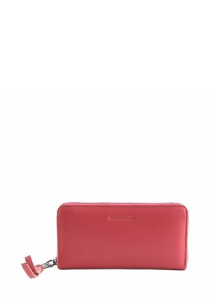 Portefeuille en cuir rose à texture lisse avec une fermeture éclair. Comprend une petite tirette et le nom de la marque embossé à l'avant.