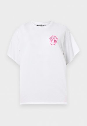Tricou alb cu mâneci scurte, cu logo mic roz Rolling Stones cu limba și buze pe partea stângă sus a pieptului.