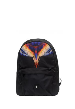 Zaino nero con tasca frontale, caratterizzato da un design colorato e dettagliato di un'ala di uccello che si estende sulla parte superiore del pannello frontale.