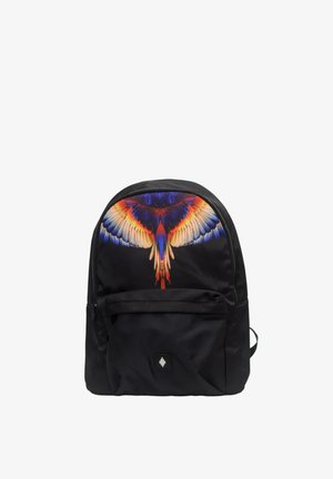 Zaino nero con tasca frontale, caratterizzato da un design colorato e dettagliato di un'ala di uccello che si estende sulla parte superiore del pannello frontale.