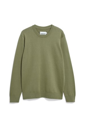 Pull à col rond à manches longues de couleur vert olive avec poignets et ourlet côtelés, broderie de logo discrète sur le côté gauche de la poitrine.