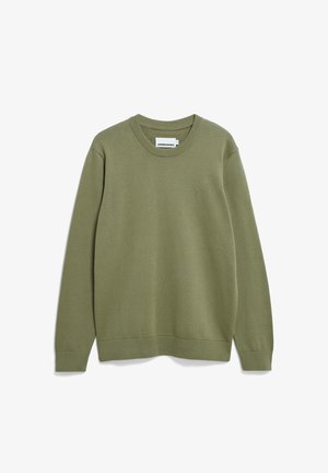 Olijfgroene trui met lange mouwen en ronde hals, voorzien van geribde manchetten en zoom, met subtiele logo borduursel op de linkerborst.