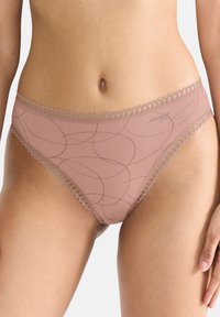 Roze slip van een lichtgewicht, soepel materiaal met een grafisch cirkelpatroon. Afgewerkt met een scalloped kant rand voor extra detail.