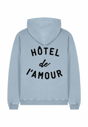 Lichtblauwe hoodie met een zwarte bedrukte tekstontwerp met de tekst "HÔTEL de l'amour" op de rug. Zachte stof met geribbelde manchetten.