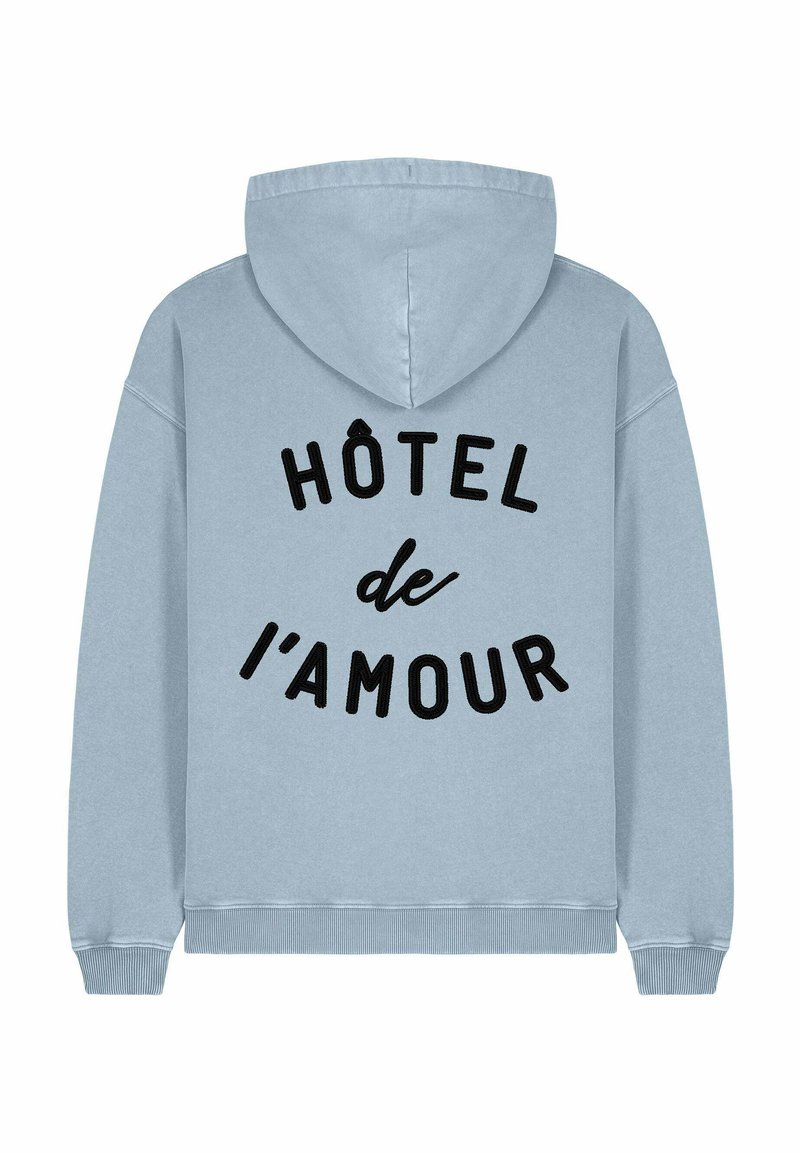 Mikina s kapucí ve světle modré barvě, na zadní straně s černým potiskem "HÔTEL de l'amour". Měkký materiál s žebrovanými manžetami.