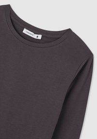 T-shirt a maniche lunghe grigio scuro realizzato in morbido cotone. Presenta un colletto rotondo ed è etichettato "TERRANOVA" con taglia "S." Texture liscia.