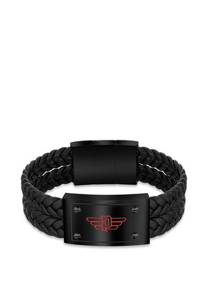 Schwarzes doppelt geflochtenes Lederarmband mit einer schwarzen Metallplatte, die ein rotes gefügeltes „P“-Logo und einen Verschluss hat.