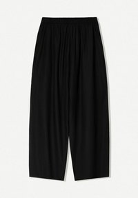 Pantalons noirs à jambes larges avec une ceinture élastique. Fabriqués en tissu lisse, ils ont une coupe fluide et tombent bien, offrant confort et aisance de mouvement.
