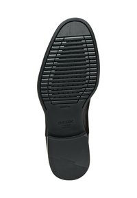 Semelle de chaussure en cuir noir avec des rainures et des crêtes texturées pour une meilleure adhérence. Présente un logo Geox et un design breveté pour la respirabilit�é.