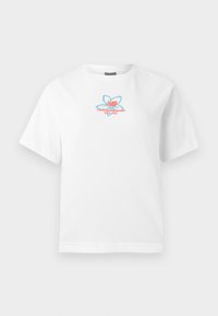 Άσπρο T-shirt με κοντά μανίκια και στρογγυλή λαιμόκοψη, με μικρό μπλε και πορτοκαλί σχέδιο και το κείμενο «Fearlessly Independent Since 1906» στο στήθος.