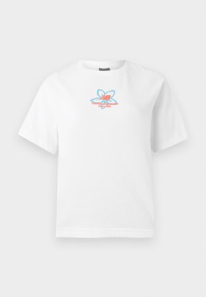 Bílé tričko s krátkým rukávem a kulatým výstřihem, s malým modro-oranžovým motivem a nápisem "Neohroženě nezávislý od roku 1906" na hrudi.