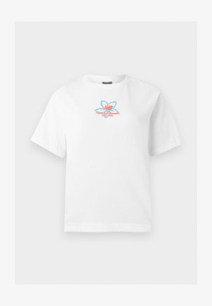 Bílé tričko s krátkým rukávem a kulatým výstřihem, s malým modro-oranžovým motivem a nápisem "Neohroženě nezávislý od roku 1906" na hrudi.