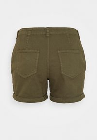 Pantalones cortos de algodón color verde oliva con dobladillo enrollado, que cuentan con dos bolsillos traseros y una cinturilla ajustada. Textura suave y diseño duradero.