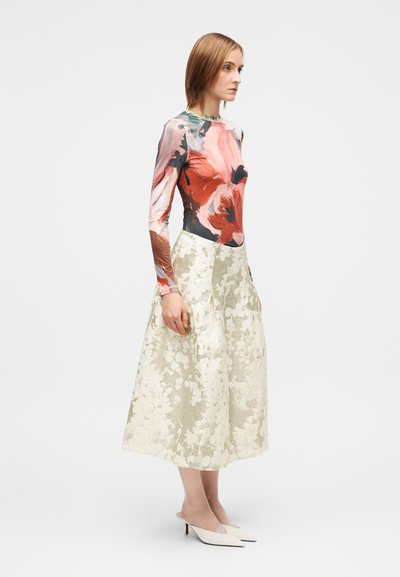 Ilga rankovėmis gėlėmis margintas viršus su rožinėmis ir oranžinėmis spalvomis, derinamas su kreminio atspalvio, A formos sijonu, puoštu tekstūruotu gėlių raštu. Prigludęs siluetas.