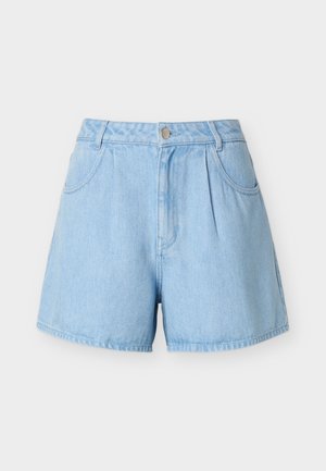 Hellblaue Jeansshorts mit vorderen Falten, Seitentaschen, Gürtelschlaufen und einem Knopfverschluss vor einem einfarbigen Hintergrund.