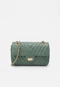 Borsa a tracolla in pelle verde trapuntata con catena dorata, dotata di chiusura a patta e accessori in oro.
