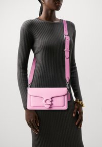 Coach - POLISHED COVERED CLOSURE TABBY SHOULDER BAG - Bolso de mano - vivid pink Imagen en miniatura 1