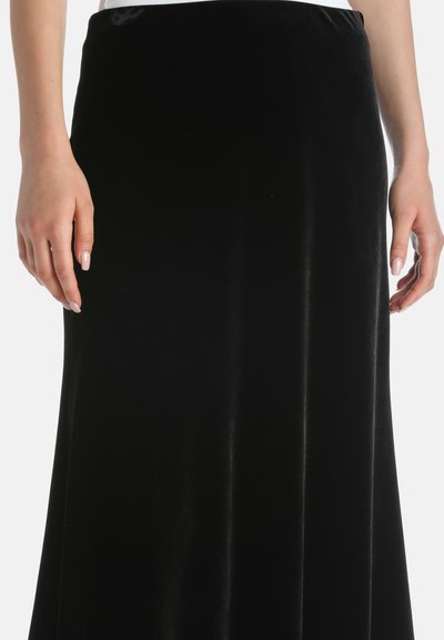 Sort fløjel maxi nederdel med en glat tekstur, tætsiddende talje og flydende silhuet. Stoffet har en let glans og blød fald.