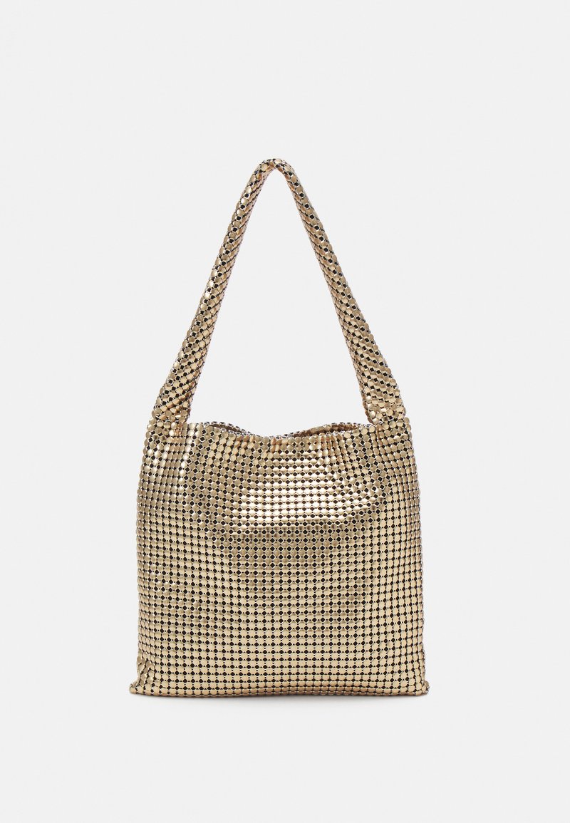 Sac à épaule en métal doré avec un design en maille et de petites studs noires. Dessus doux et froncé, et doubles poignées pour le transport.