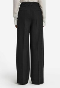 Svarta vida byxor med hög midja, utrustade med två bakfickor och en slät yta, designade för en skräddarsydd passform.