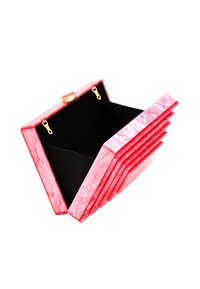 Borsa a mano con un esterno in acrilico rosa marmorizzato, hardware dorato e un interno rivestito in tessuto nero. Presenta un design geometrico piegato.