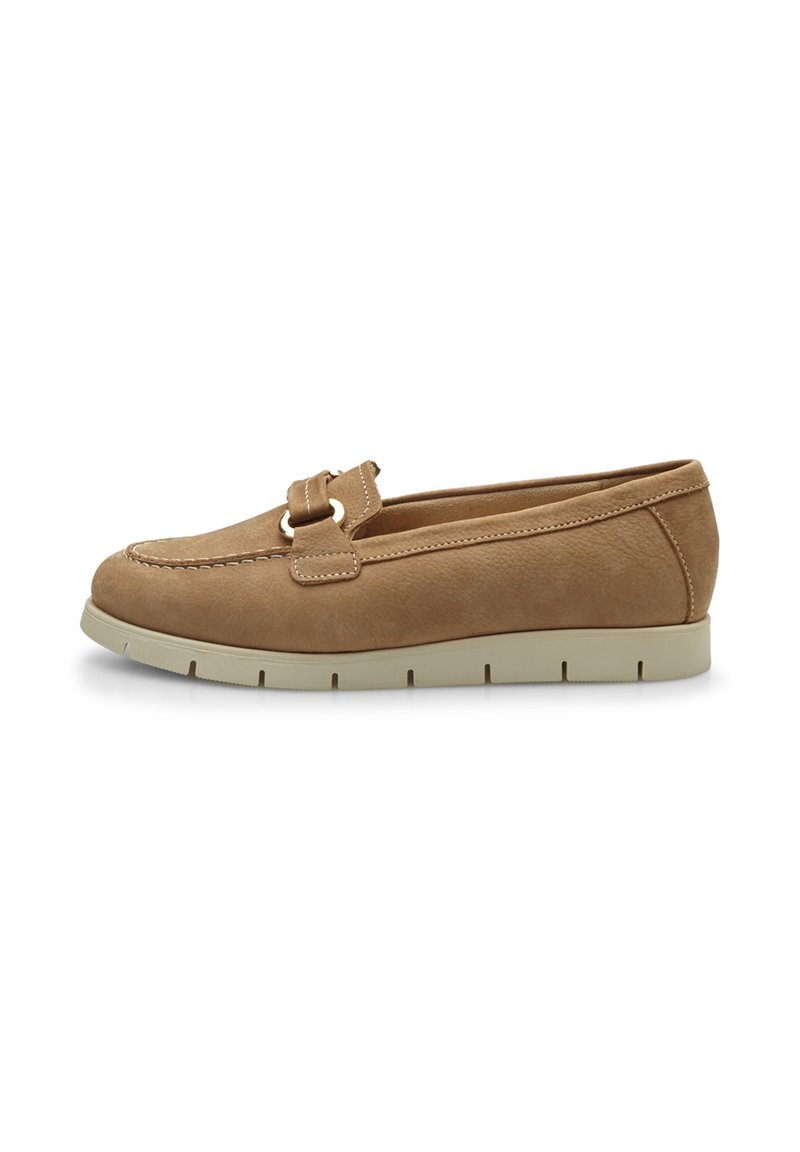 Helle Wildlederloafer mit runder Zehenform, die mit einem dekorativen Riemen und einer Schnallenverzierung ausgestattet sind, sowie einer flexiblen cremefarbenen Sohle mit Rillen.