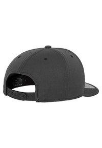 Sort snapback cap med en glat stofstruktur, buet skygge og justerbar plastikrem bagpå. Ingen synlige logoer eller mønstre.