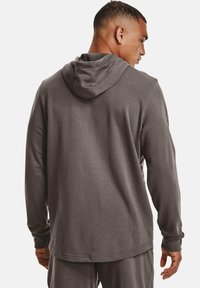 Grijze hoodie van zachte stof, met een klassiek ontwerp, een capuchon met trekkoord, lange mouwen en een relaxte pasvorm.