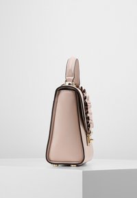 Rosa läderhandväska med en strukturerad form, rynkade detaljer, guldfärgade beslag och en kontrasterande kant. Justerbar rem fäst upptill.