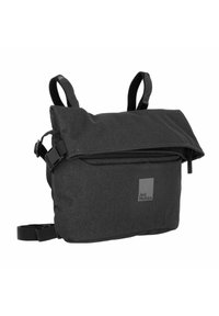 Bolsa de mensajero negra con un acabado texturizado, correas ajustables, cierre enrollable y bolsillo con cremallera en la parte delantera. Presenta el logo de Jack Wolfskin en el lateral.