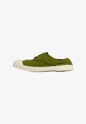 Groene canvas sneaker met witte rubberen neuzen en een gestructureerde zool. Bevat twee insteekgaten en een ronde vorm, wat zorgt voor een casual ontwerp.