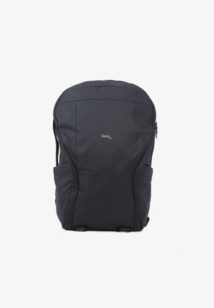 Zwarte rugzak van duurzaam nylon, met een gestroomlijnd ontwerp, twee zijzakken en een subtiel logo aan de voorkant.