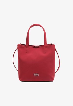 Rote Tragetasche aus glattem Material, mit zwei kurzen Griffen und einem abnehmbaren Schultergurt. Markenlogo auf der Vorderseite angebracht.