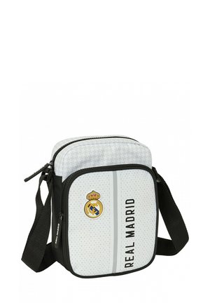 Borsa a tracolla rettangolare bianca con accenti neri, dotata di logo del Real Madrid, striscia verticale e texture perforata. Chiusura con zip, tracolla regolabile.