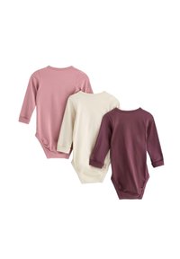 Drei langärmelige Babybodysuits in Rosa, Creme und Burgunderrot. Weicher Baumwollstoff, runder Ausschnitt, Druckknopfverschlüsse im Schritt und eine angenehme Haptik.