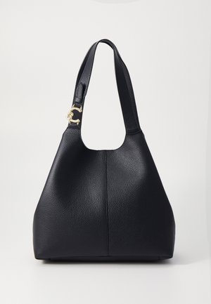 Schwarze Lederhandtasche mit einer strukturierten Oberfläche, breitem Riemen und einer geschwungenen Silhouette. Verfügt über einen goldfarbenen Hardware-Akzent am Riemen.