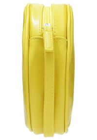 Borsa di pelle gialla con una texture liscia, forma arrotondata e chiusura con zip superiore. Vista laterale che mette in evidenza i dettagli delle cuciture.