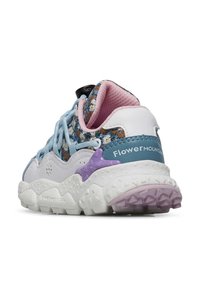 Färgglada sneakers med övre del i blommönstrad tyg, vita läderdetaljer, blå snören och en texturerad gummisula med lila detaljer.