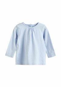 Tricou bleu deschis, cu mânecă lungă, fabricat din bumbac moale. Are un decolteu rotund și un detaliu pliat în față, iar închiderea se face cu un nasture la spate.