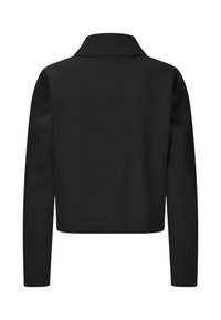 Schwarze Jacke mit langen Ärmeln, weitem Kragen und verkürztem Design. Glatte Textur mit minimalen Nähten und ohne zusätzliche Details.