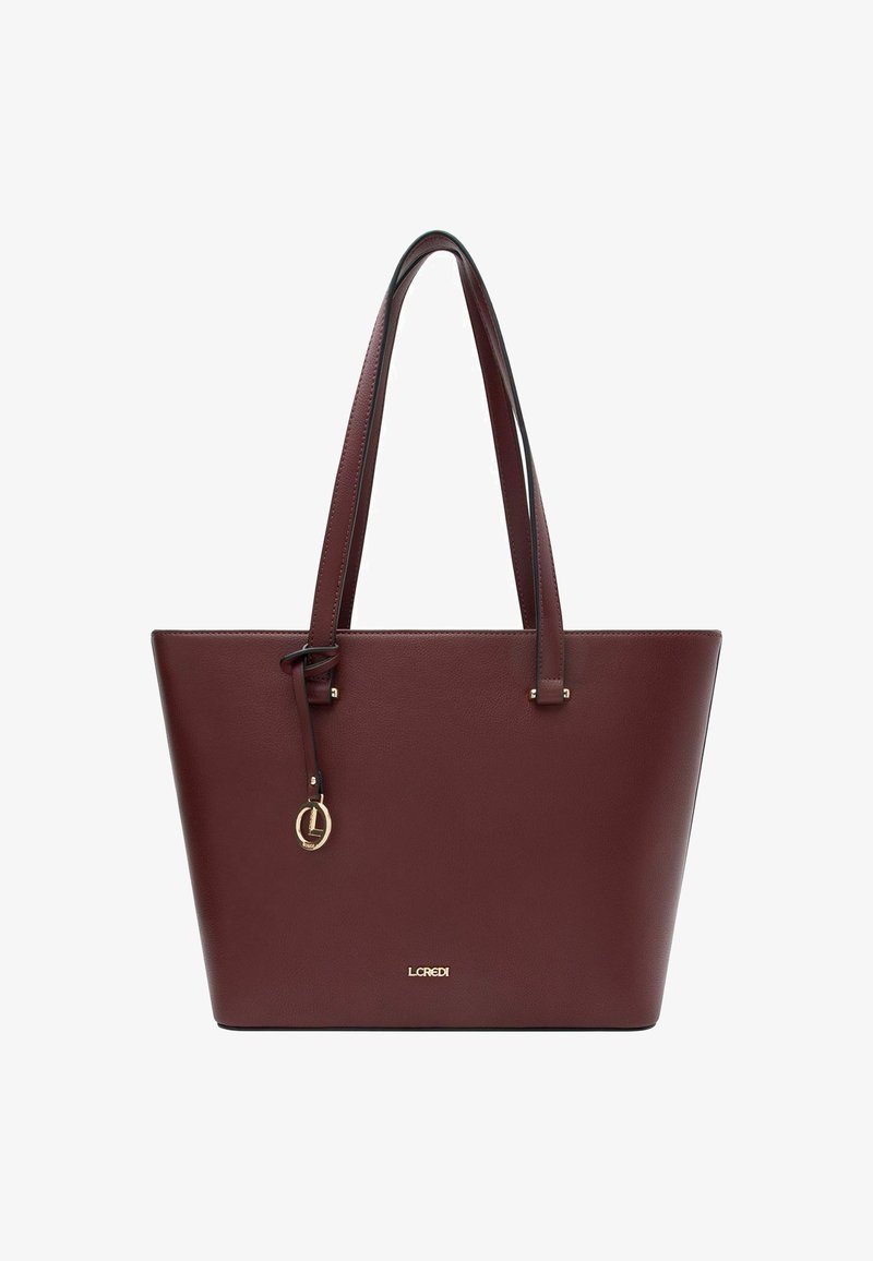 Borsa a mano in pelle bordeaux con forma strutturata, accessori in tonalità oro e doppi manici. Dotata di un charm con logo e design minimalista.
