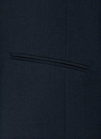 Tissu de blazer bleu marine foncé avec une finition texturée, présentant une seule poche passepoilée étroite sur le côté gauche. Lignes épurées et design ajusté.