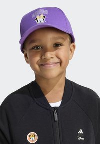 Fioletowa czapka baseballowa z haftowanym logo Adidas i grafiką Myszki Mickey. Czarna kurtka z zamkiem z logo Adidas i Disney.