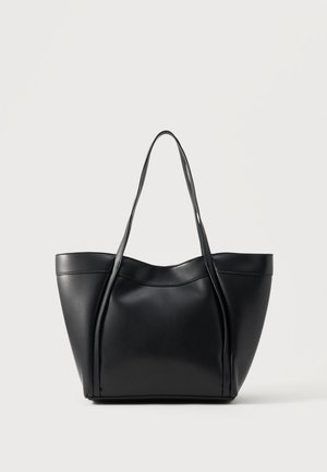 Schwarze Ledertasche mit zwei langen Henkeln und einem leicht gebogenen oberen Rand, vor einem schlichten hellen Hintergrund präsentiert.