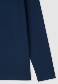 Granatowa koszula z długim rękawem o gładkiej fakturze, z okrągłym dekoltem i prostymi mankietami. Delikatne przeszycia wzdłuż brzegu i szwów.