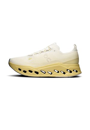 Chaussure de sport jaune et blanche avec une semelle épaisse et ventilée comportant des découpes ovales et une tige en mesh texturé, vue de côté.