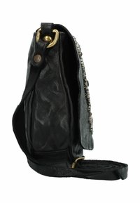 Borsa a mano nera in pelle con finitura textured, caratterizzata da un accento in catena argentata e hardware dorato. Forma piatta e rettangolare con tracolla regolabile.