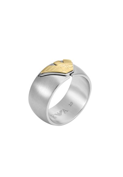 Bague en argent au fini brossé, avec un accent en or dans un design ressemblant à une aile. Détails gravés à l'intérieur de l'anneau.